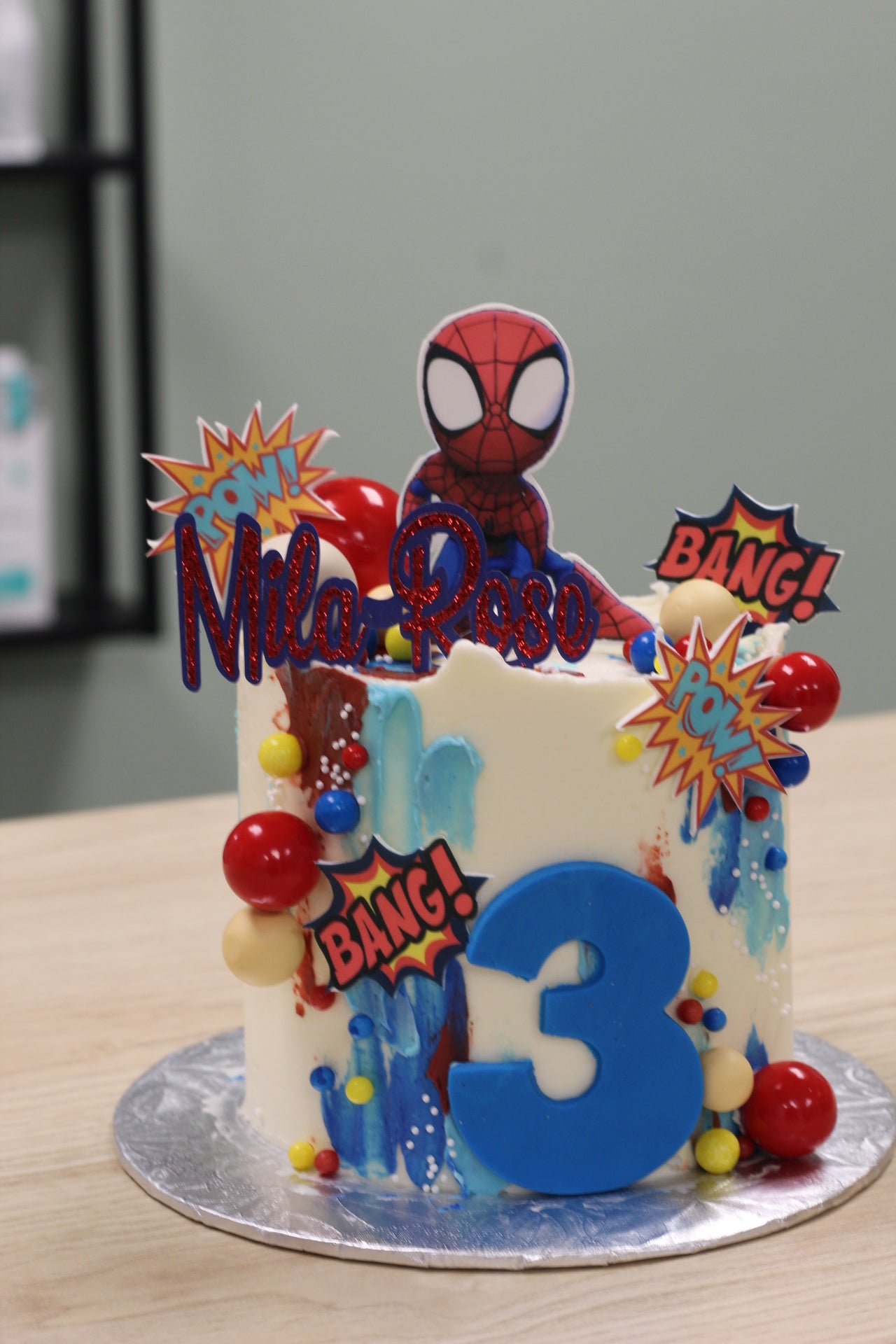 Gâteau personnalisé de luxe ( beaucoup de décoration) Enfant